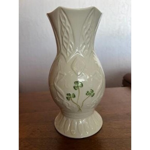 Vintage Beleek Shamrock Vase Made In Ireland - Picture 3 of 8